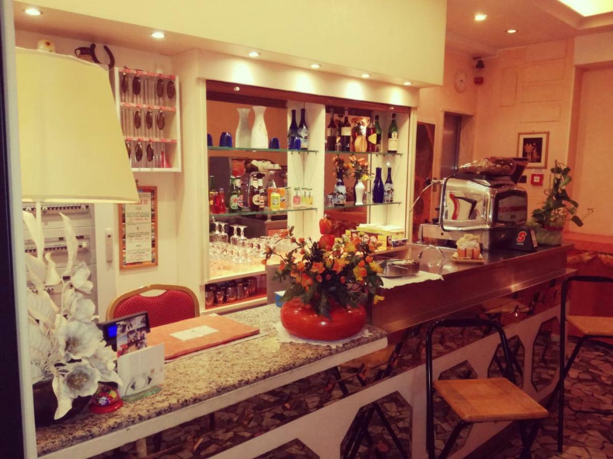 Hotel Residence Maria Grazia Римини Екстериор снимка